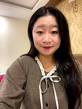 violet-00 online show from November 18, 2025, 1:10 am