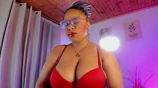 Snapshot of Lauraricci__ chatting on July 15, 2026, 3:35 am Lauraricci online show from July 15, 2026, 3:35 am