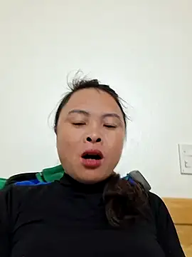 Snapshot of xuxulovezz chatting on November 18, 2025, 11:15 pm xuxulovezz online show from November 18, 2025, 11:15 pm