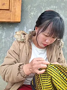 helenzz online show from November 1, 2025, 9:47 am