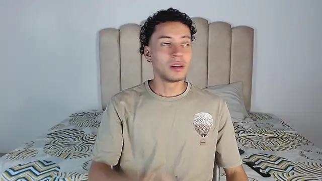 Snapshot of aroncooper1 chatting on November 8, 2025, 4:05 am aroncooper1 online show from November 8, 2025, 4:05 am