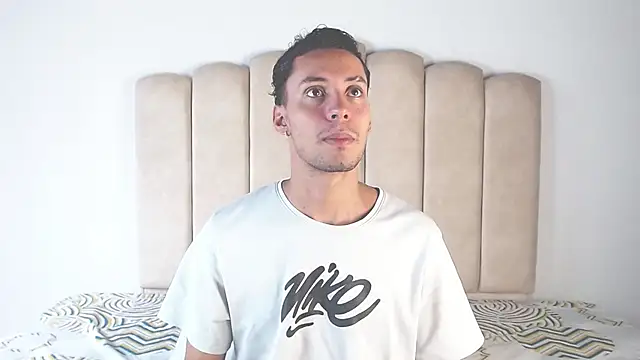 Snapshot of aroncooper1 chatting on November 2, 2025, 8:14 pm aroncooper1 online show from November 2, 2025, 8:14 pm