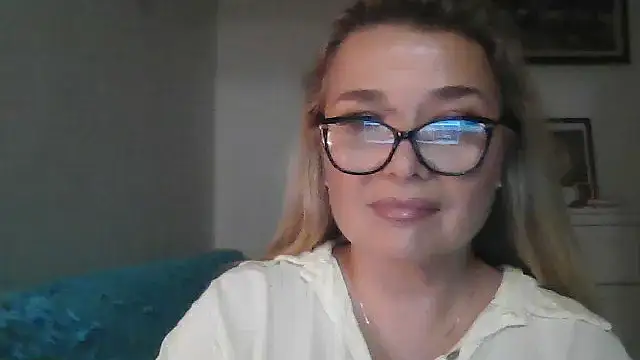 Myrienna online show from September 29, 2025, 5:40 pm