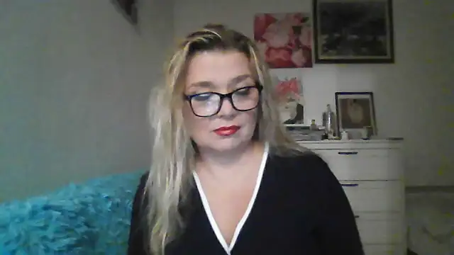 Myrienna online show from October 12, 2025, 10:44 pm