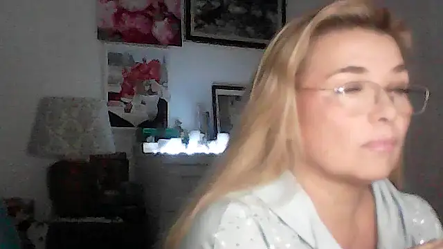 Myrienna online show from November 28, 2025, 3:12 pm