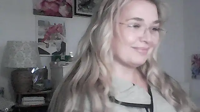 Myrienna online show from November 23, 2025, 9:36 pm