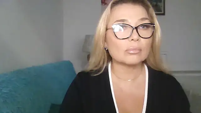 Myrienna online show from September 30, 2025, 7:42 pm