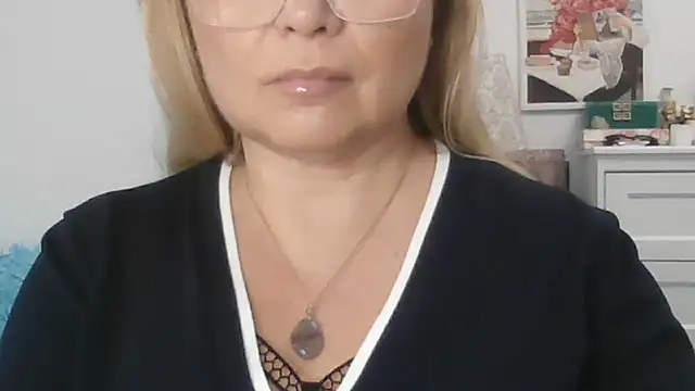 Myrienna online show from November 18, 2025, 7:06 pm