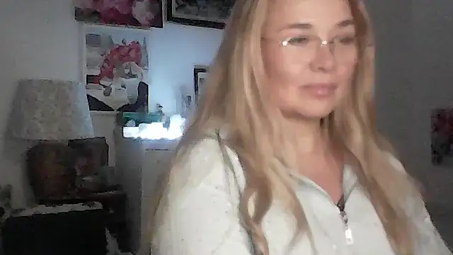 Myrienna online show from November 27, 2025, 9:15 pm