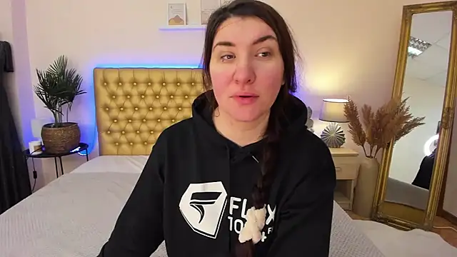 TrishaDarks online show from February 1, 2026, 6:22 am