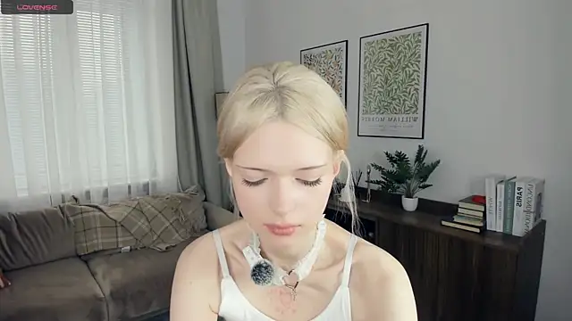 LaureMestler online show from October 24, 2025, 7:51 am