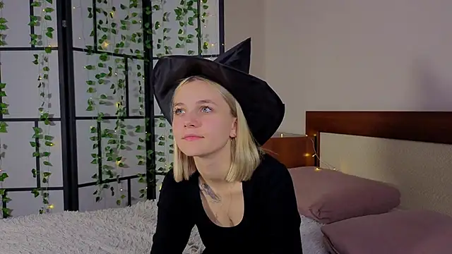 KelleDomin online show from October 19, 2025, 8:55 pm