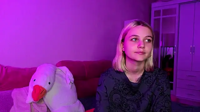 KelleDomin online show from October 27, 2025, 8:10 pm