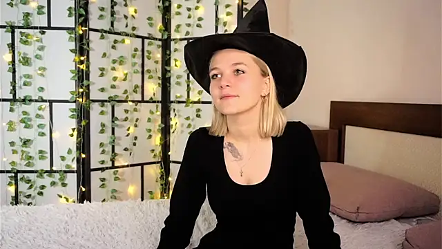 KelleDomin online show from October 18, 2025, 7:27 pm