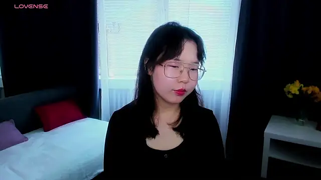 EmmaSnoww online show from September 23, 2025, 12:01 pm