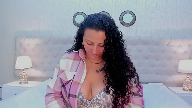 VaniaRose online show from November 10, 2025, 1:49 pm