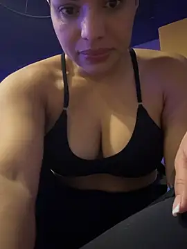 Snapshot of Anavalle chatting on February 6, 2026, 7:21 pm Anavalle online show from February 6, 2026, 7:21 pm