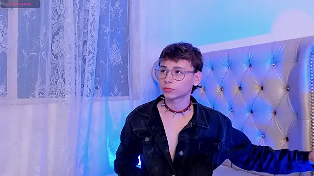hot sweetboy  online show from October 3, 2025, 12:39 pm
