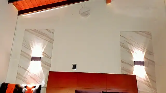 Charlotte-Smit online show from November 11, 2025, 6:47 pm