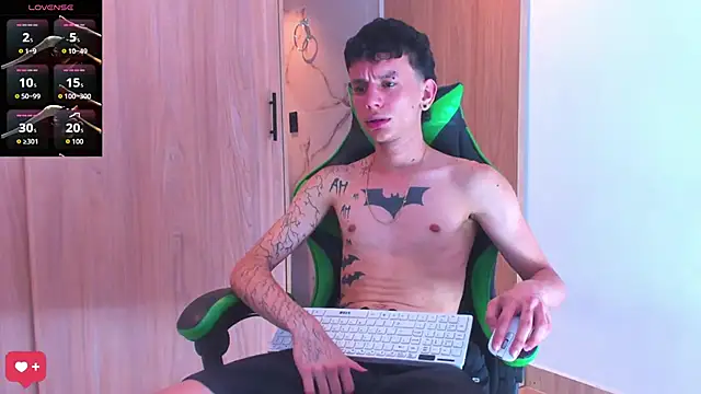 Snapshot of Skinny_batman chatting on October 31, 2025, 4:20 am Skinny batman online show from October 31, 2025, 4:20 am