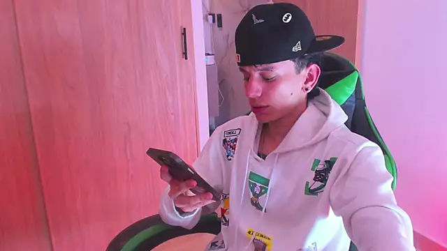 Snapshot of Skinny_batman chatting on November 19, 2025, 12:10 am Skinny batman online show from November 19, 2025, 12:10 am