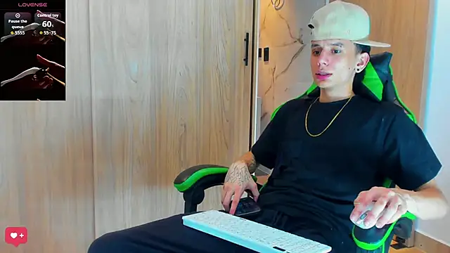 Snapshot of Skinny_batman chatting on November 8, 2025, 4:05 am Skinny batman online show from November 8, 2025, 4:05 am