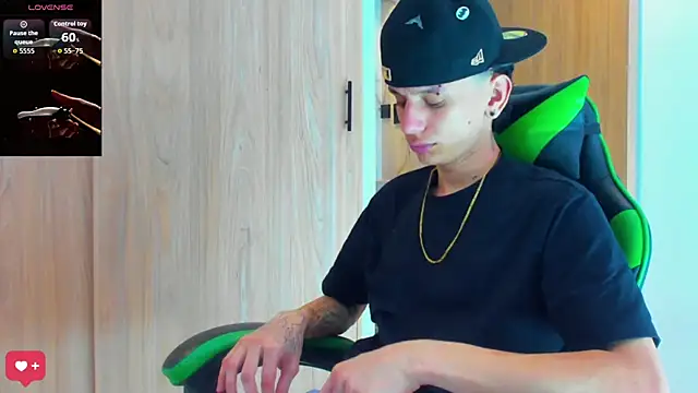 Snapshot of Skinny_batman chatting on October 27, 2025, 6:42 pm Skinny batman online show from October 27, 2025, 6:42 pm