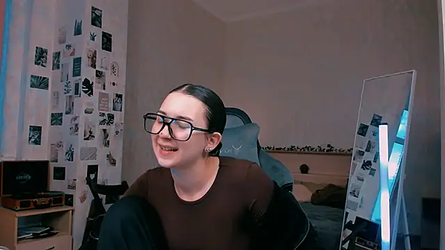 raviolly046 online show from October 16, 2025, 1:30 pm