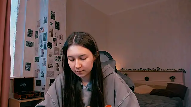 raviolly046 online show from October 18, 2025, 9:11 am