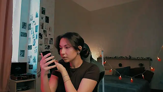 raviolly046 online show from October 31, 2025, 10:45 am