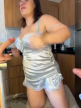 Snapshot of liz_and_thiago chatting on February 27, 2026, 1:11 pm liz and thiago online show from February 27, 2026, 1:11 pm