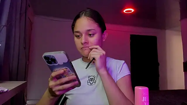 Snapshot of LittleCheerry69 chatting on October 18, 2025, 2:30 pm LittleCheerry69 online show from October 18, 2025, 2:30 pm