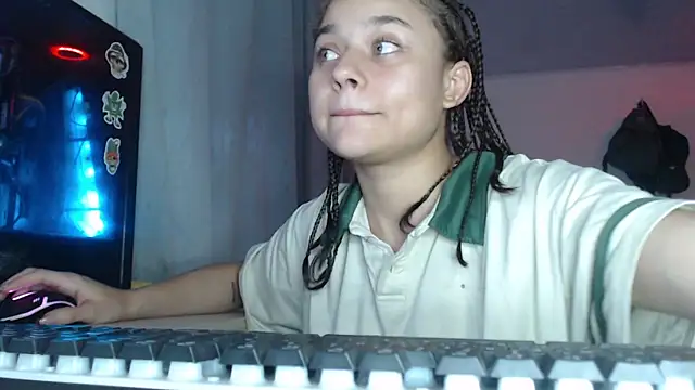 Snapshot of LittleCheerry69 chatting on November 28, 2025, 3:45 pm LittleCheerry69 online show from November 28, 2025, 3:45 pm