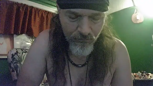Snapshot of HippieDad333 chatting on July 4, 2026, 6:09 am HippieDad333 online show from July 4, 2026, 6:09 am