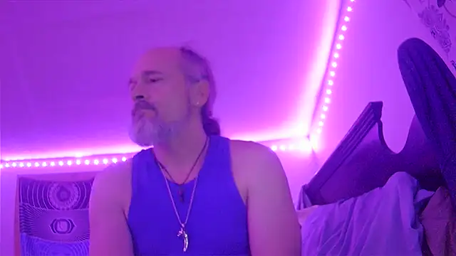 Snapshot of HippieDad333 chatting on December 17, 2025, 12:04 am HippieDad333 online show from December 17, 2025, 12:04 am