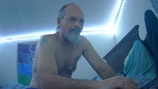 Snapshot of HippieDad333 chatting on December 21, 2025, 10:21 pm HippieDad333 online show from December 21, 2025, 10:21 pm