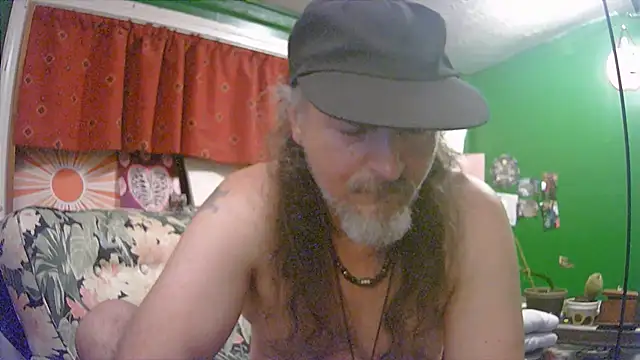 Snapshot of HippieDad333 chatting on June 25, 2026, 5:05 am HippieDad333 online show from June 25, 2026, 5:05 am