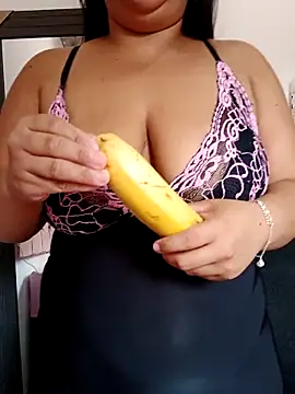 Snapshot of EggedGrowth chatting on November 21, 2025, 2:16 pm EggedGrowth online show from November 21, 2025, 2:16 pm