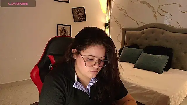 Nina Rouge7 online show from December 18, 2025, 7:07 pm