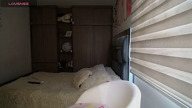 Snapshot of Kittyross chatting on January 14, 2026, 6:44 pm Kittyross online show from January 14, 2026, 6:44 pm