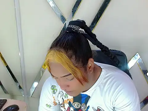 AuroraRoss online show from November 8, 2025, 7:50 pm