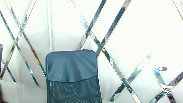 AuroraRoss online show from November 6, 2025, 6:56 pm