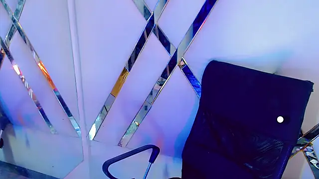 AuroraRoss online show from October 28, 2025, 7:46 pm