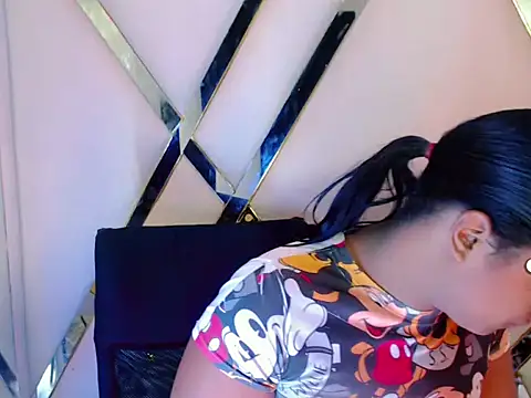 AuroraRoss online show from October 21, 2025, 6:18 pm