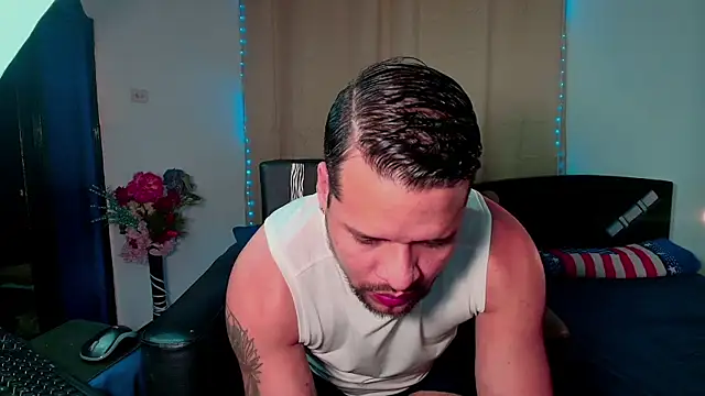 Snapshot of LucasGaeel chatting on December 14, 2025, 11:43 pm LucasGaeel online show from December 14, 2025, 11:43 pm