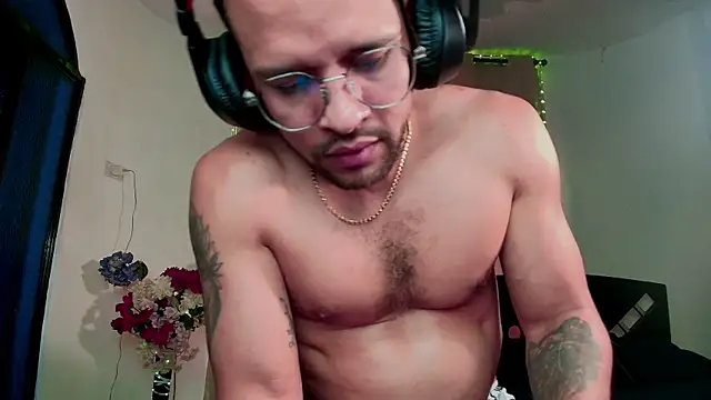 LucasGaeel online show from October 11, 2025, 4:52 pm