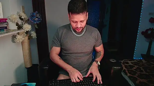 LucasGaeel online show from May 10, 2026, 2:59 am