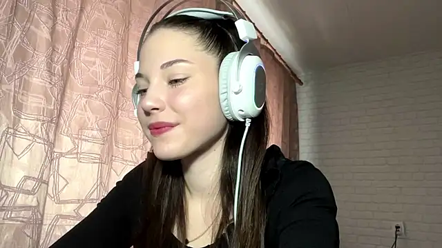 Snapshot of Tyrira_glow chatting on September 28, 2025, 7:37 am Tyrira glow online show from September 28, 2025, 7:37 am