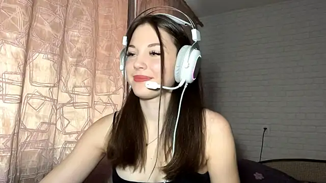 Snapshot of Tyrira_glow chatting on October 7, 2025, 1:23 pm Tyrira glow online show from October 7, 2025, 1:23 pm