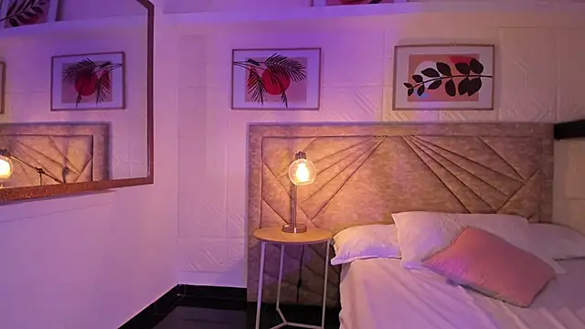 Snapshot of EmmaBlossom chatting on March 6, 2026, 12:44 pm EmmaBlossom online show from March 6, 2026, 12:44 pm